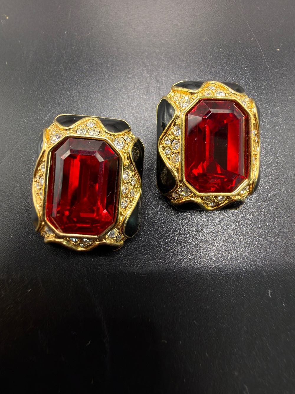 SWAROVSKI RED FACETED EMERALD CUT CRYSTAL GOLD TONE BLACK ENAMEL CLIP EARRINGS